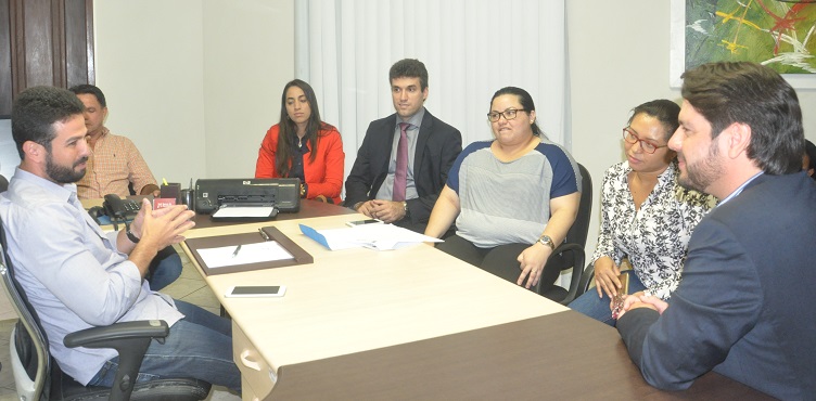 Gil Cutrim durante reunião com representantes do Conselho Regional de Enfermagem do Maranhão.