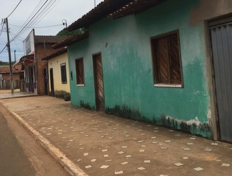 De todas as cinco empresas fantasmas do pregoeiro essa é a mais ousada porque está registrada no próprio município de Bom Jesus das Selvas. O Blog do DC esteve no local: Rua Barreirinha, nº 1524, bairro Jardim Imperial e confirmou que tudo é de "mentirinha", não existe empresa nesse endereço.