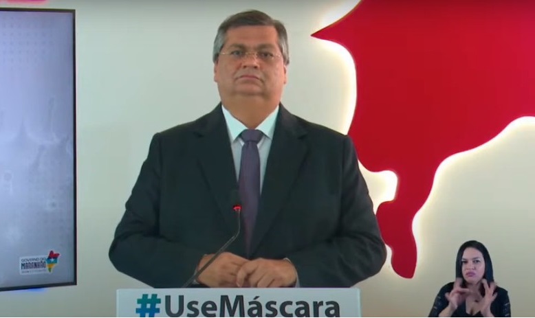 Dino durante coletiva em estúdio fechado falando sobre os números da pandemia no MA...