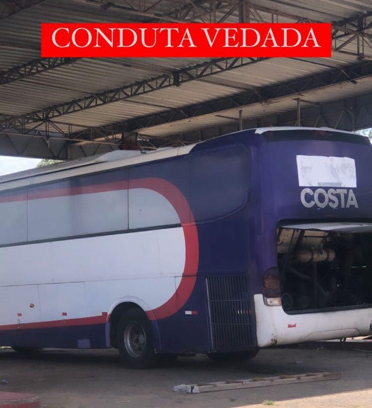 Ônibus estacionado em um posto de combustível no município de Tuntum com os adesivos retirados...