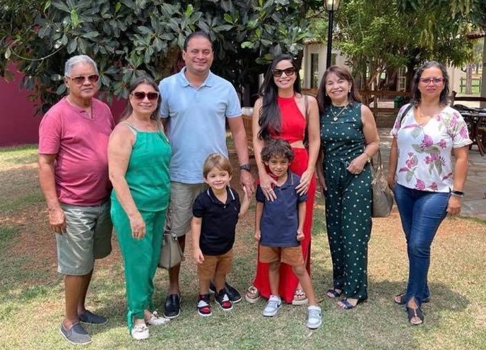 Faltando uma semana para o segundo turno, Weverton não quer saber de política e aproveitou o domingo ao lado da família...