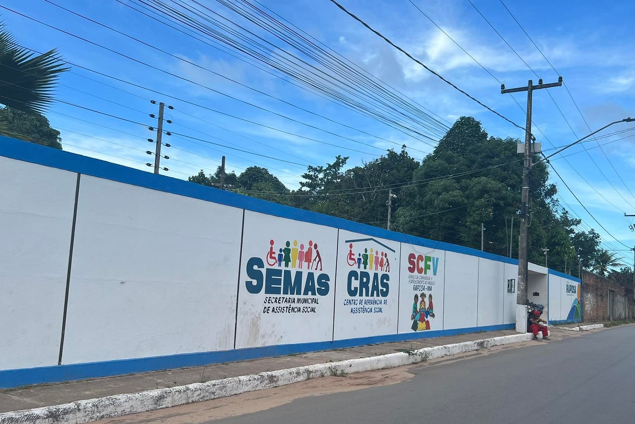 No imóvel da irmã do prefeito, foi instalada a secretaria de Assistência Social comandada pela esposa, Cassia Barros...