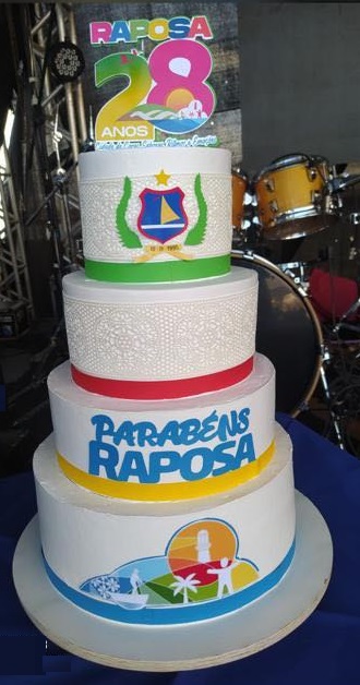 Bolo gigante da gestão anterior deu lugar a um bolo "fake" produzido pela gestão Eudes Barros... 