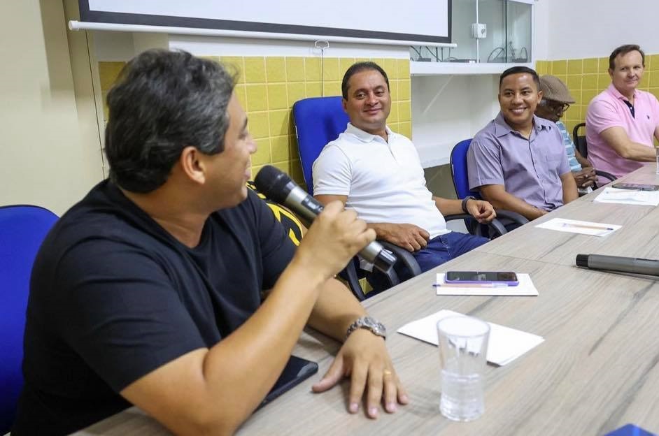 Na ameaça de perder Osmar para o PL, Weverton escanteia Penha e entrega o partido na capital