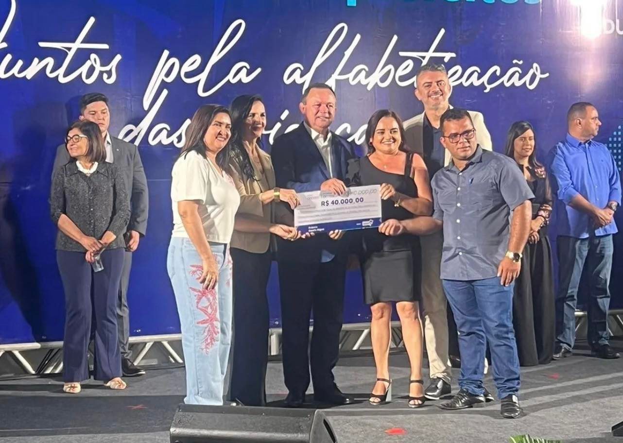Mesmo sem ter recebido o apoio da prefeita, Brandão entrega premiação a Josinha...