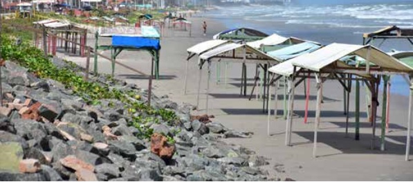 Extensão da areia da praia foi invadida por barracas na Litorânea...