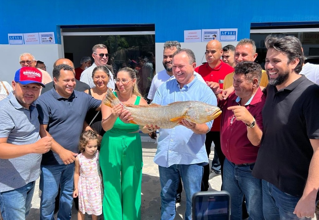 Durante sua passagem pela Raposa, governador Brandão recebeu uma pescada amarela de presente de um pescador local…