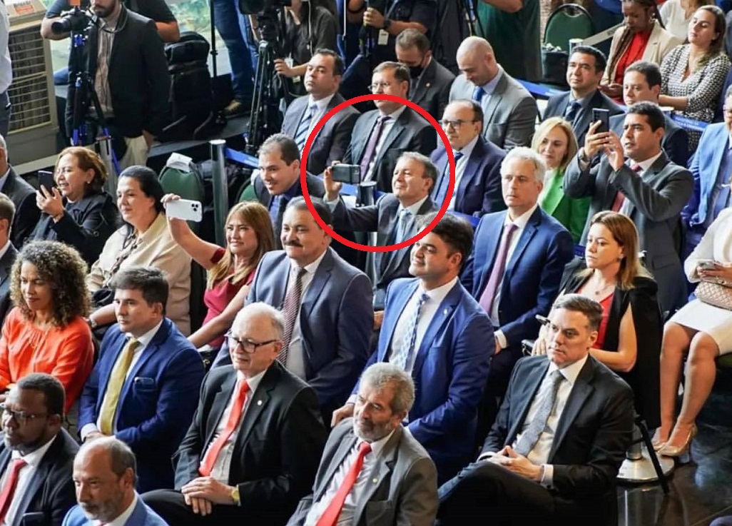 Ilson Mateus filma discurso de Flávio Dino durante transmissão de cargo ao ministro da Justiça e Segurança Pública...