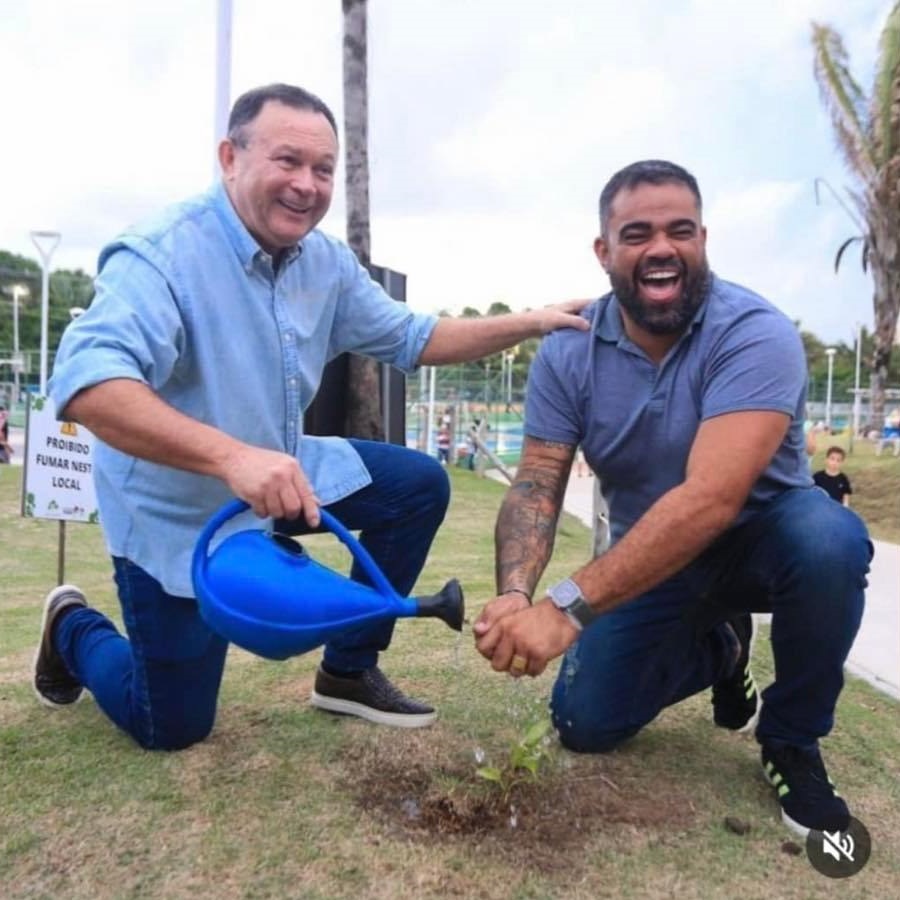 Brandão lava as mãos de Victor após o parlamentar plantar uma árvore no Parque do Rangedor...