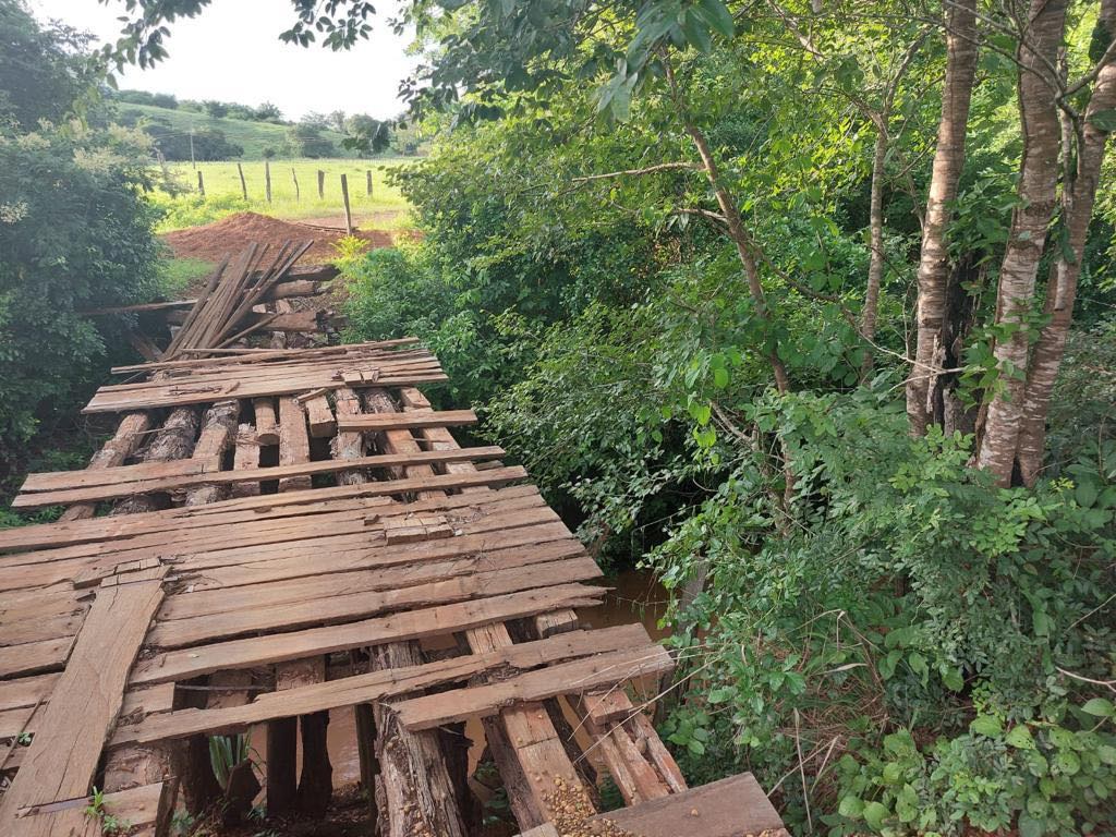 Moradores do Povoado Pequi e Povoados circunvizinhos vem sofrendo constrangimento com o descaso de não ter o direito de ir e vir.