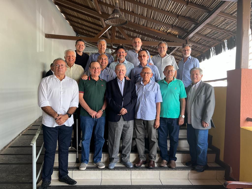 Sarney ladeado de amigos de mais de duas décadas no Restaurante Cabana do Sol... 