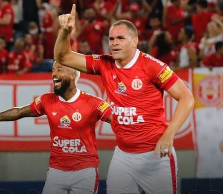 Gordinho Wallace meteu quatro gols no Moto Club...