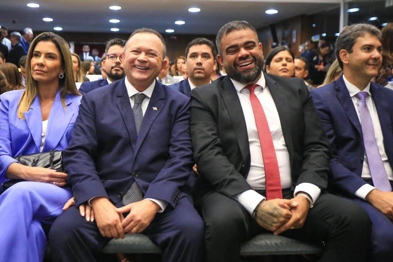 Paulo Victor exatamente no meio, entre Brandão e Braide...