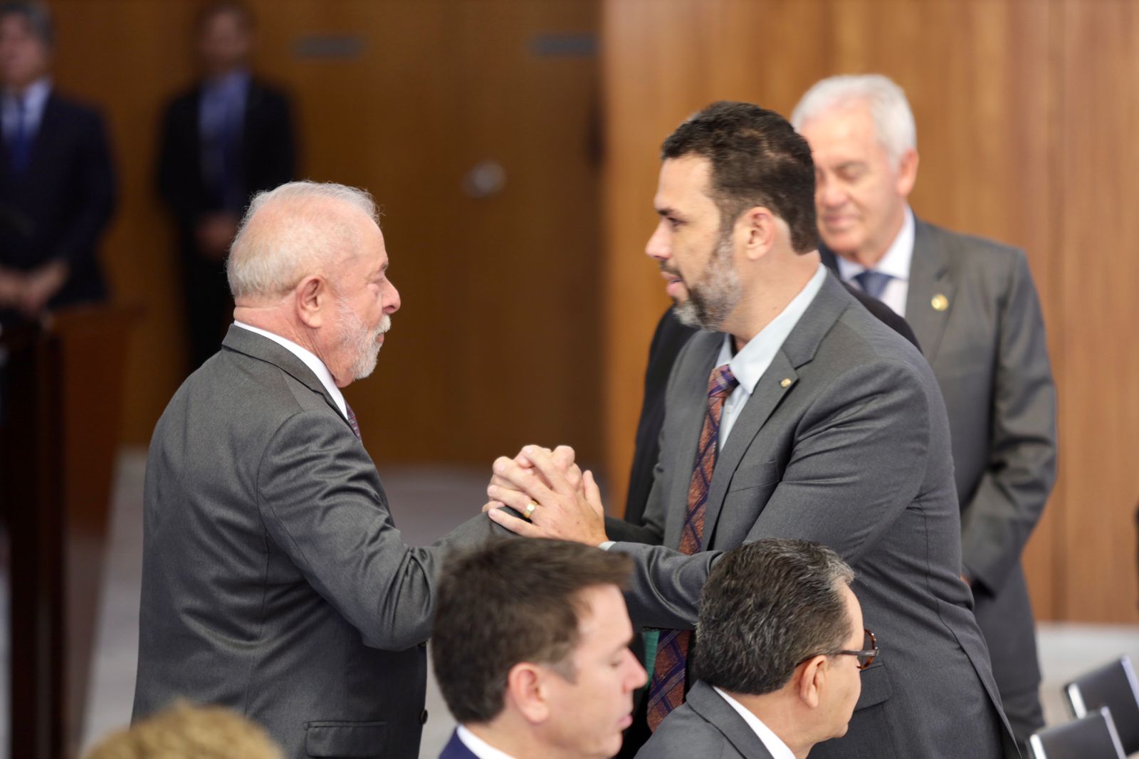 Deputado Fábio Macedo cumprimenta o presidente Lula...