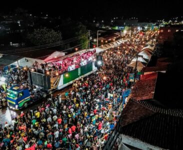 Ruas de Coelho Neto foram tomadas por foliões...