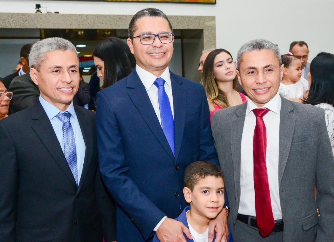 Carlos Lula ladeado dos irmãos gêmeos dentistas: Carlos Estevam e Estavam Carlos; um é Tenente Coronel da Aeronáutica e o outro concursado do TJ-MA e MP-MA... 