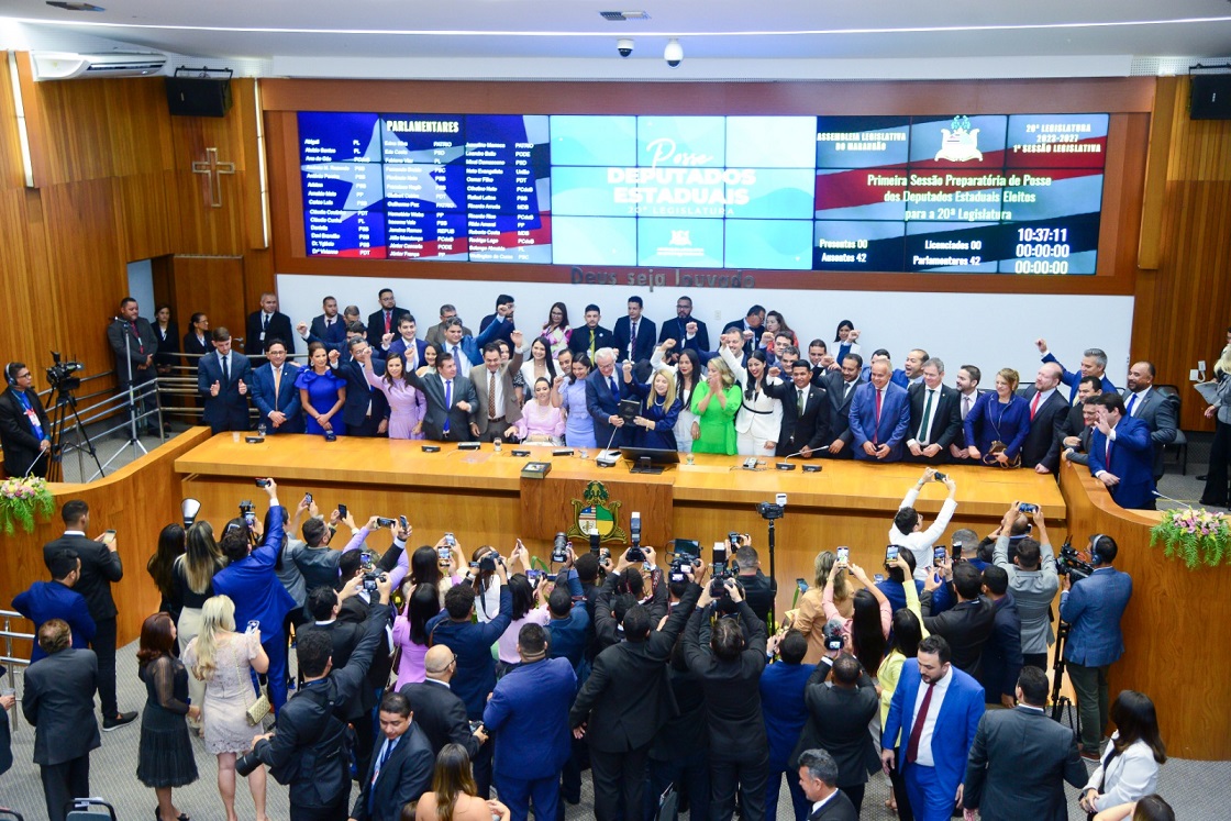 Deputada Iracema Vale após ser eleita para presidente da ALEMA...