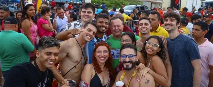 Governador Carlos Brandão com foliões no Circuito Litorânea 