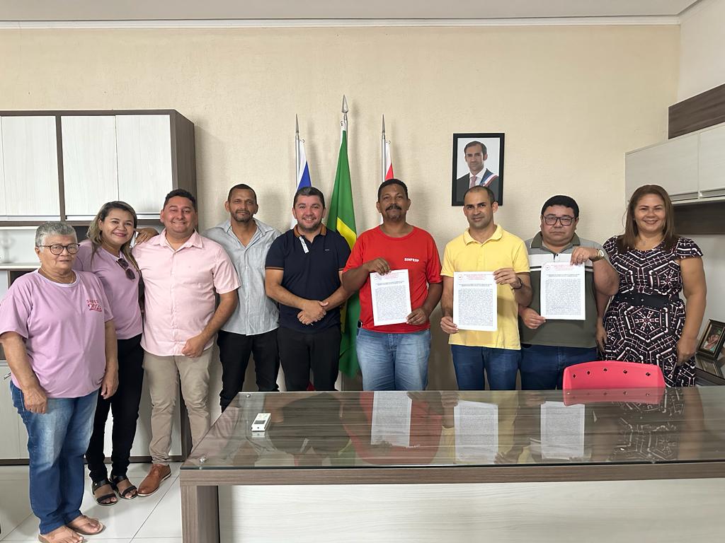 Prefeito e professores comemoram reajuste…