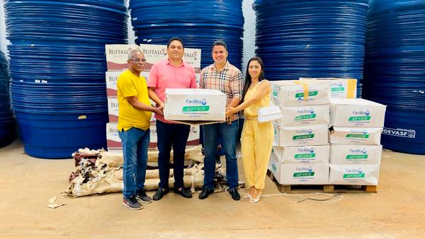 Prefeito Calvet realiza entrega dos equipamentos... 