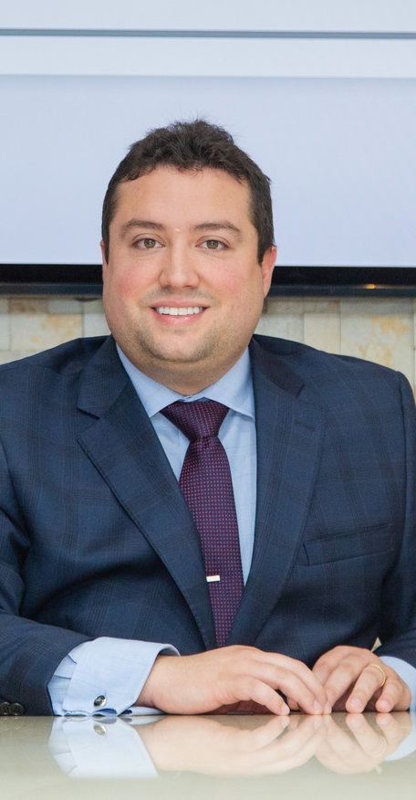 Os alvos da operação são o advogado Ravik de Barros Bello Ribeiro e o seu pai, desembargador Cândido Ribeiro, do Tribunal Regional Federal da 1ª Região (TRF-1).