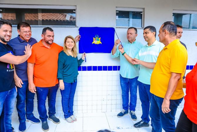 Iracema Vale participa do descerramento da placa inaugural da escola ao lado de Carlos Brandão e outras autoridades