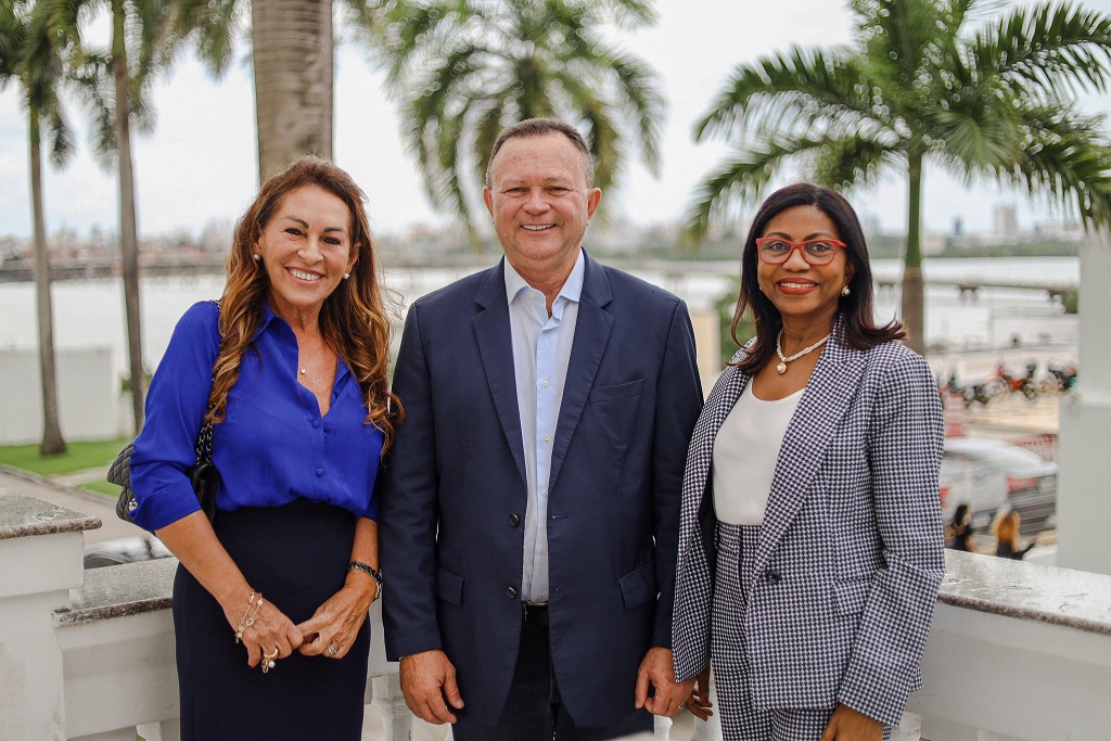Na visita de Nelma aos Leões, ela aproveitou e apareceu num foto ao lado do governador Brandão e da colega de Plenário Ângela Salazar , também togada do TJ-MA. O presidente do Tribunal, Paulo Velten também participou do encontro de cortesia.