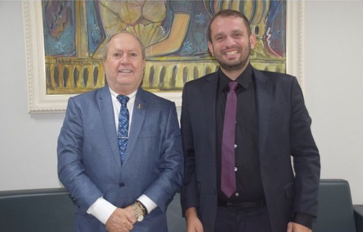 O procurador-geral de justiça, Eduardo Nicolau, recebeu na manhã desta terça-feira, 14, a visita do prefeito de Tuntum, Fernando Pessoa. As relações institucionais entre o Ministério Público e o Executivo municipal estiveram na pauta do encontro.