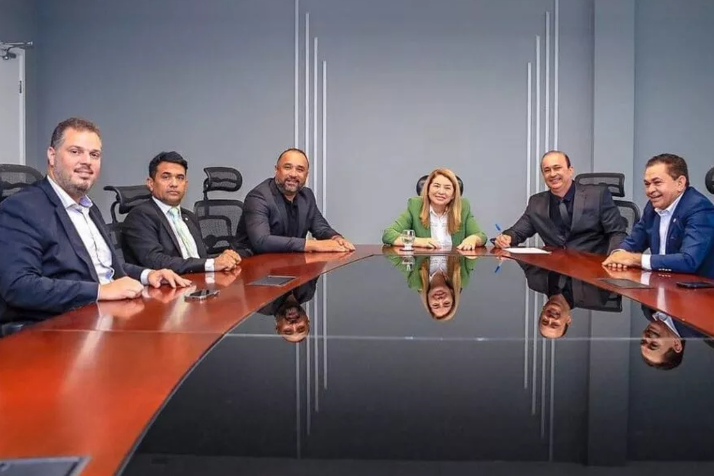 Marcus foi empossado na ALEMA pela presidente Iracema, ladeada dos deputados Antônio Pereira, Roberto Costa, Rodrigo Lago e Wellington do Curso.