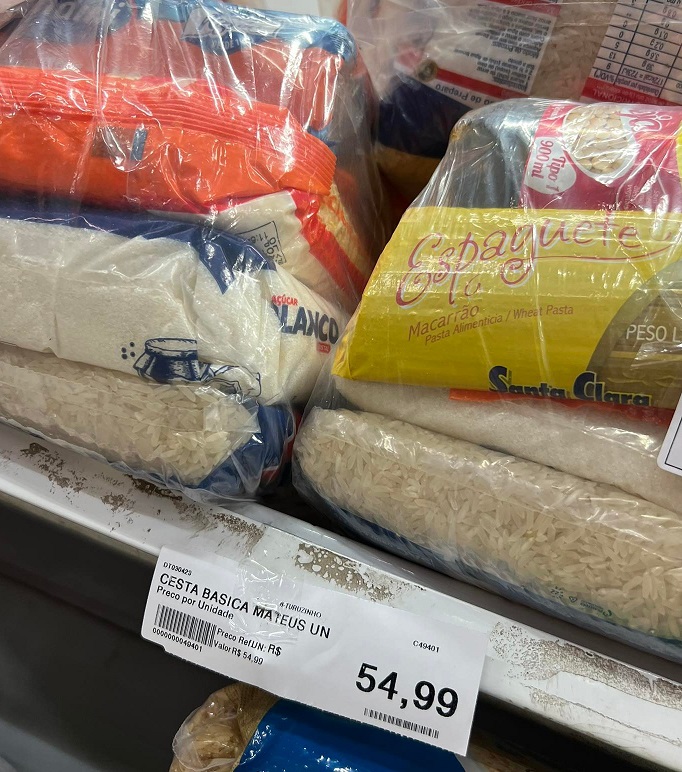 Enquanto o prefeito de Raposa tirou dos cofres públicos R$ 110,41 (cento e dez reais e quarente e um centavos) por cada sacola, o maior supermercado de São Luís vende uma cesta ainda melhor, maior e mais surtida de produtos por R$ 54,99 (cinquenta e quatro reais e noventa e nove centavos), a metade do valor, o que demostra o superfaturamento por parte da prefeitura.