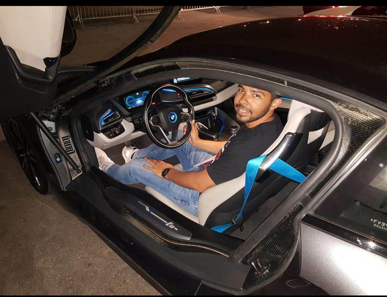 Diego Rafael foi clicado no volante de uma numa possante BMW I8 Roadster, avaliada em quase R$ 1 milhão. 