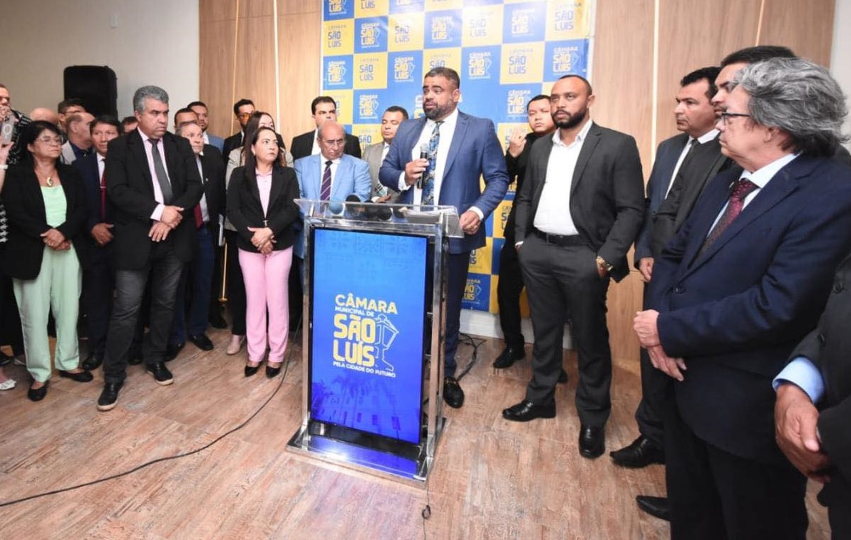 Paulo Victor rodeado por vereadores...