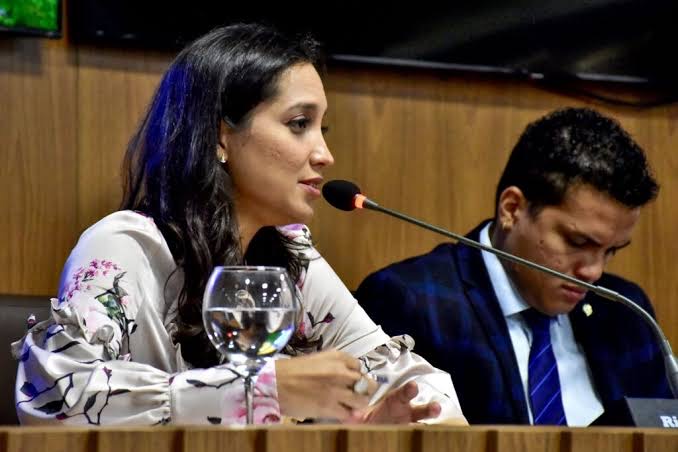 Secretária municipal de Educação, Caroline Marques Salgado, prestou esclarecimentos na Câmara após convocação dos Vereadores.