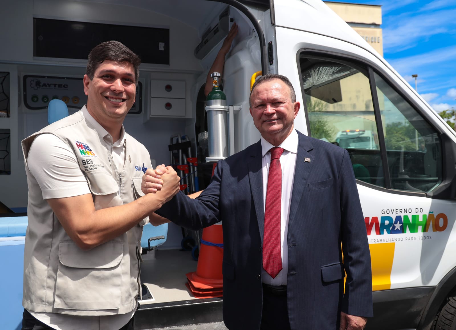 Brandão e o secretário Tiago Fernandes realizaram a entrega...