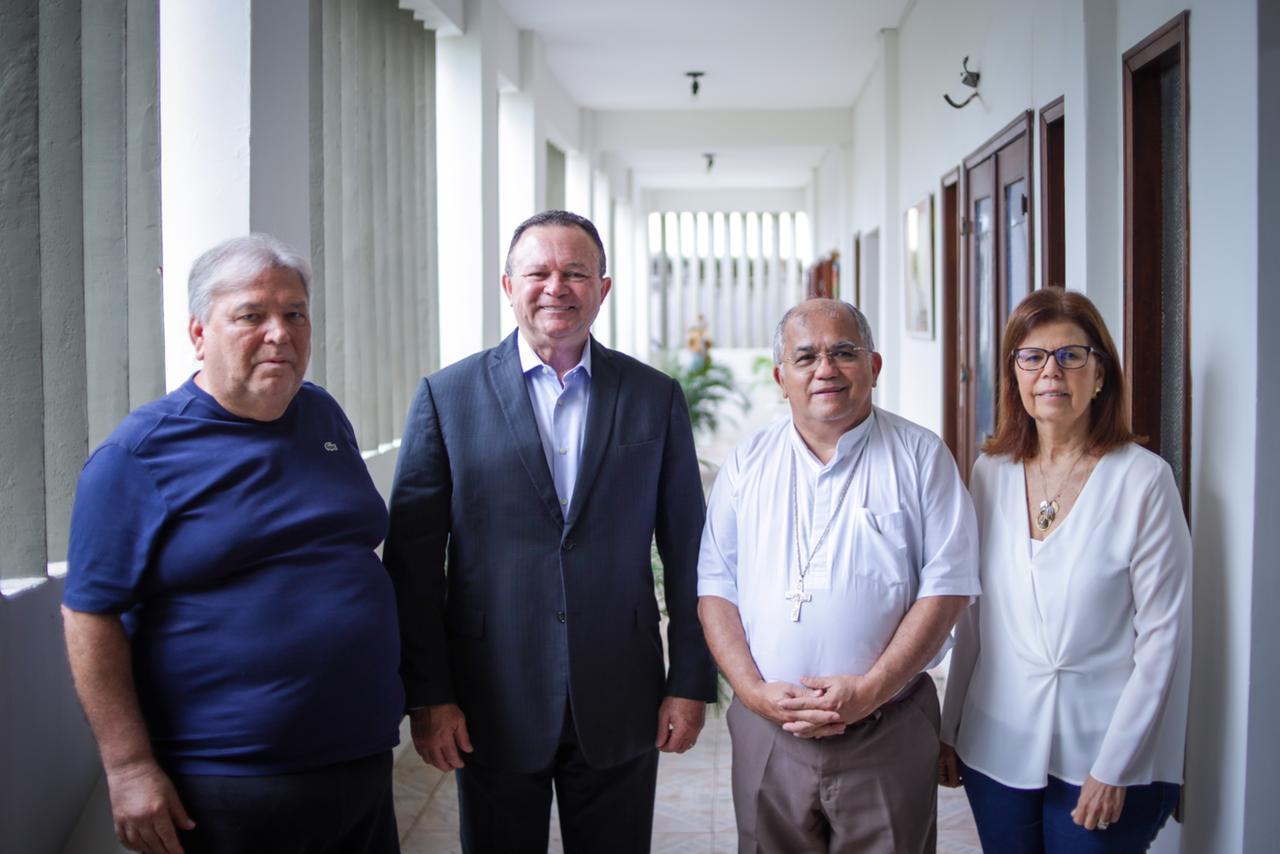 Governador Brandão ladeado do Arcebispo de São Luís, Dom Gilberto Pastana e do  casal de ex-deputados estaduais, Afonso Manoel e Helena Duailibe.