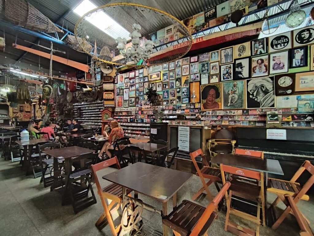 Tradicional e admirado Bar do Léo, fica dentro de uma feira e é templo da música e da boemia de São Luís.