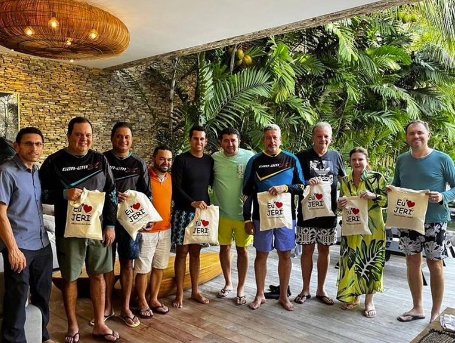 Weverton, Lira e congressistas bem despojados sendo recepcionado pelo prefeito de Jijoca de Jericoacoara, Lindbergh Martins.