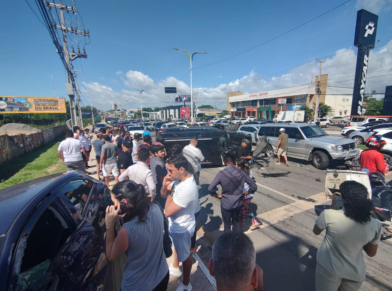 Carro capotou ao colidir com outros veículos na Avenida dos Holandeses no semáforo criado recém-criado pela gestão Braide.