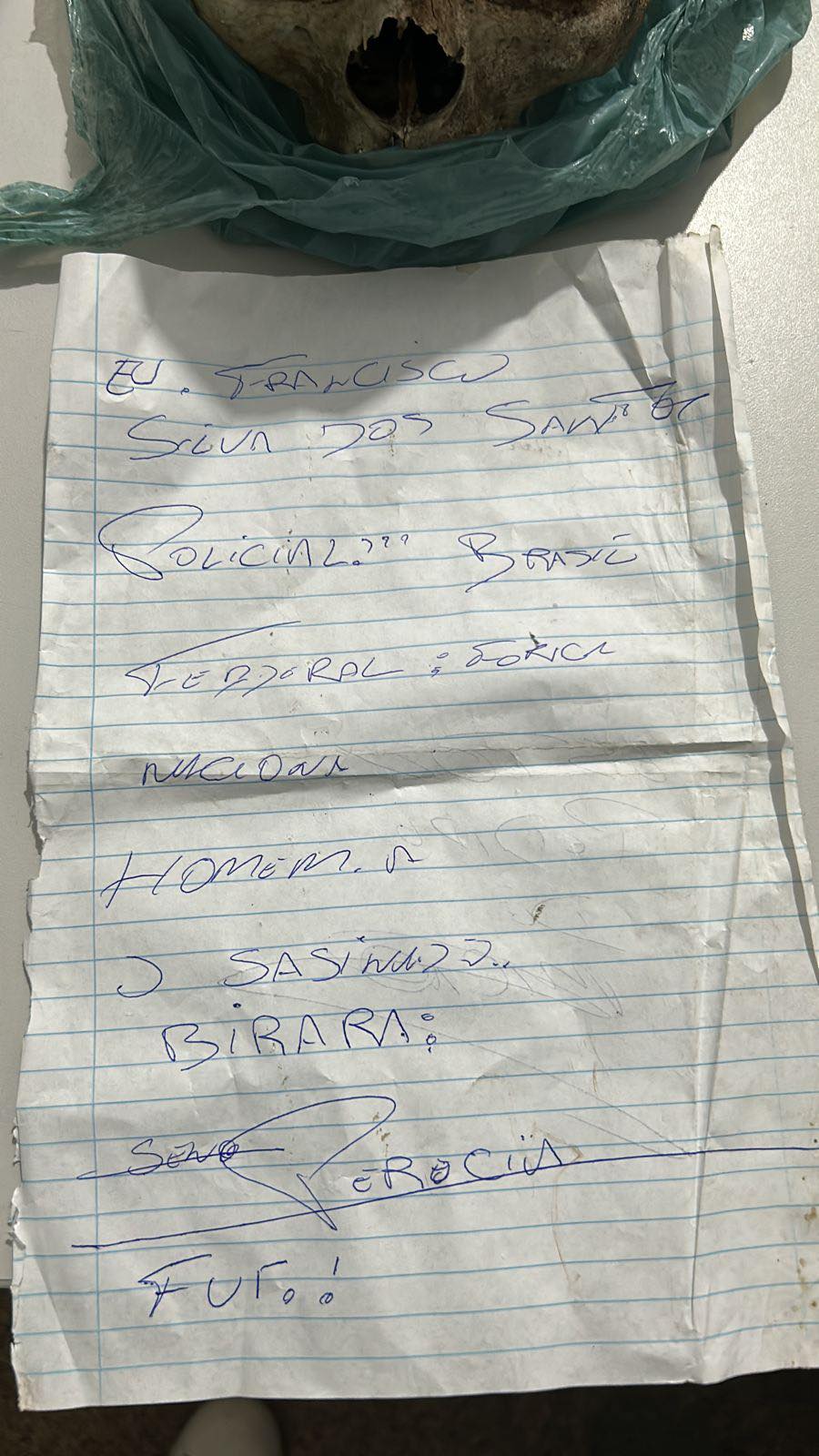 a carta que estava debaixo do crânio deixado em porta de Delegacia...