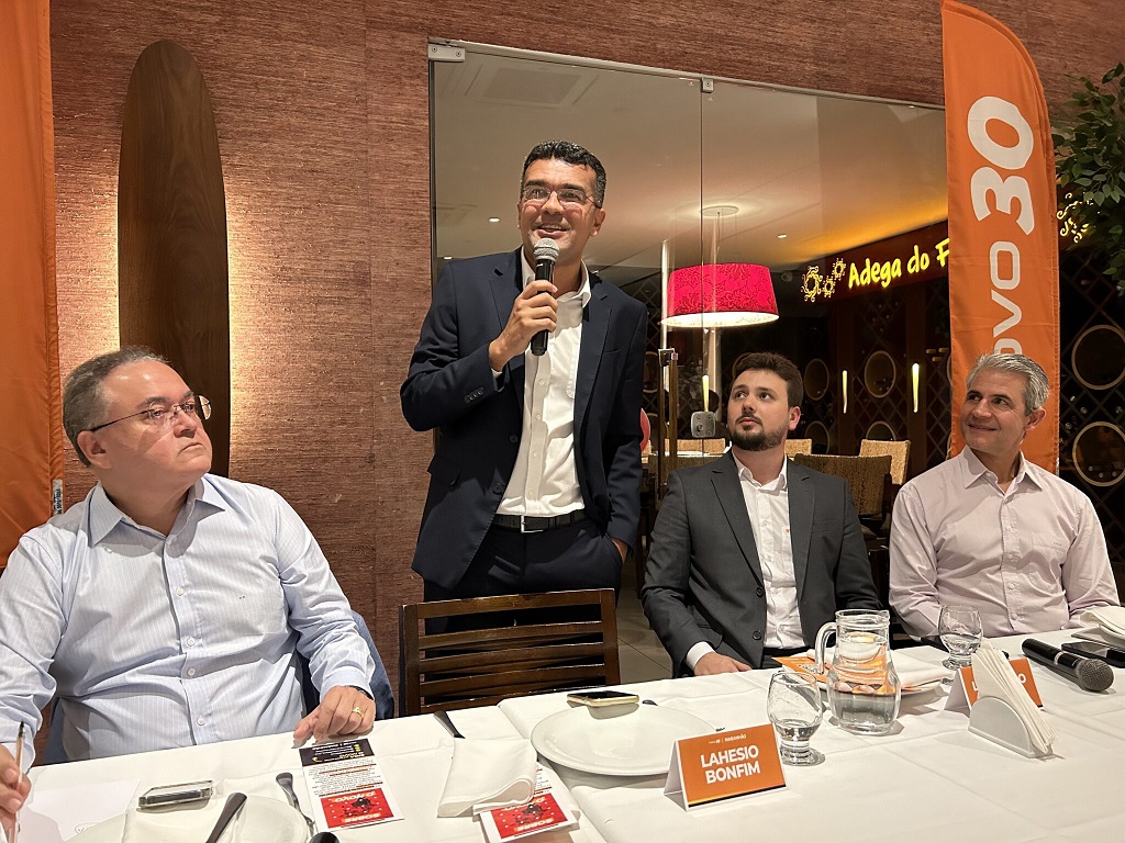 Roberto participou na mesa de frente do jantar realizado ontem, quarta-feira (19), no restaurante Cabana do Sol da Avenida Litorânea, do Partido Novo.