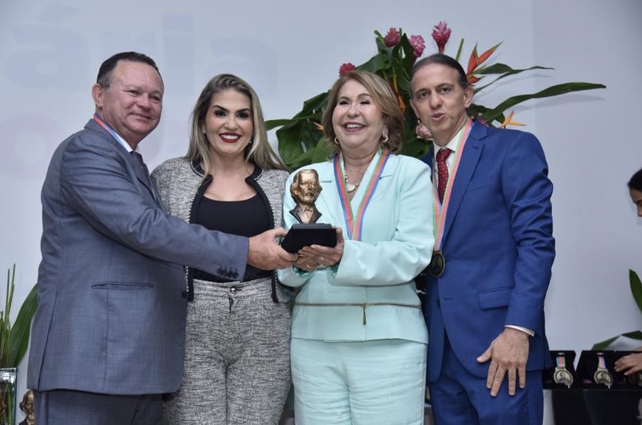 Luzia recebeu foi homenageada pelo prefeito Fábio Gentil ao lado do governador Brandão.