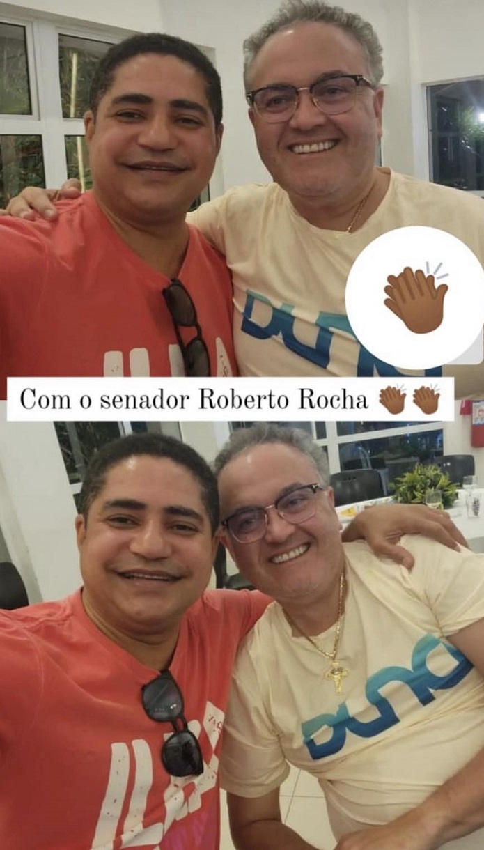 Roberto Rocha abraçado e com largo sorriso ao lado do petista deputado estadual Zé Inácio...