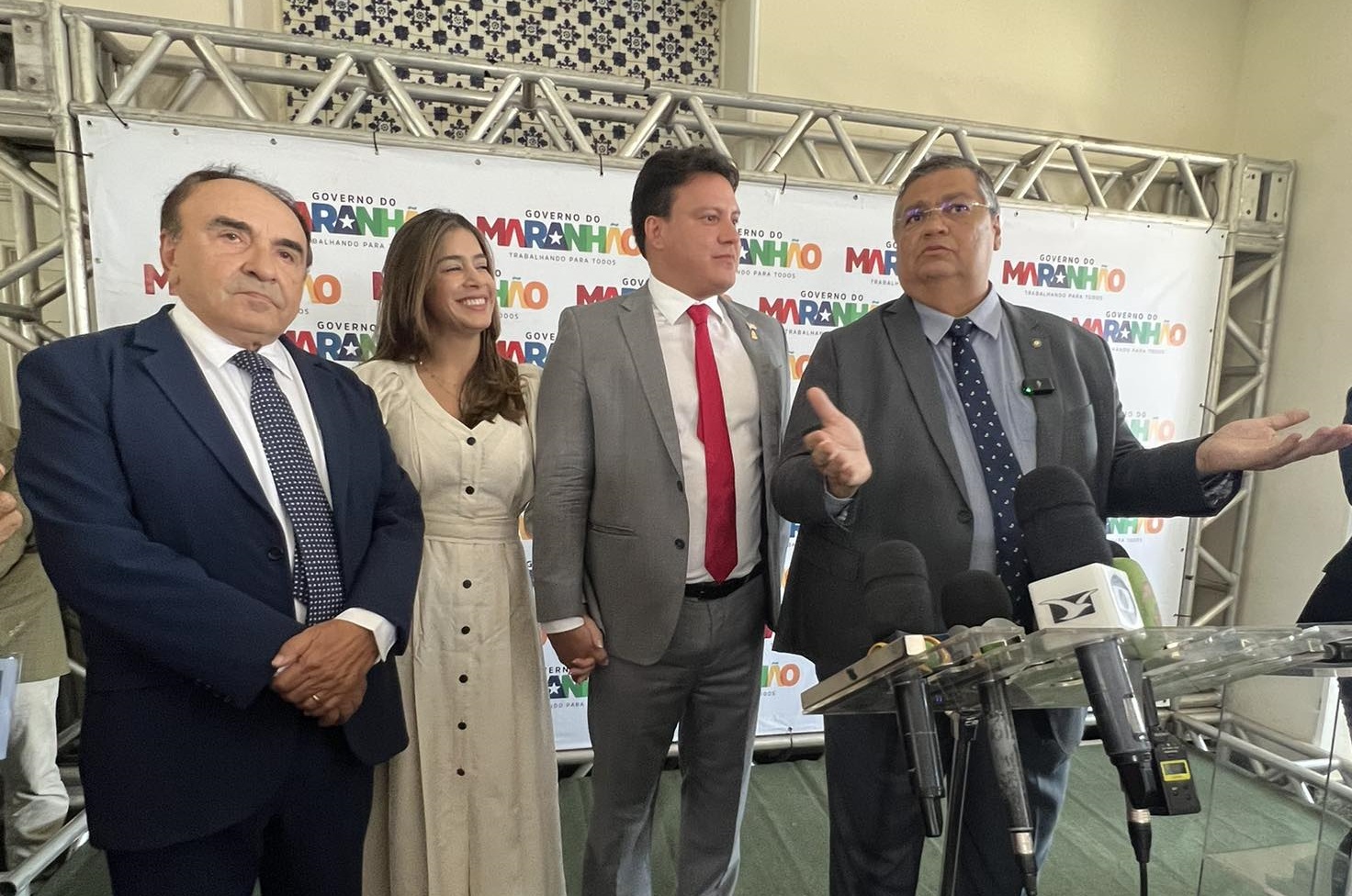 Flávio Dino durante a coletiva ladeado do governador em exercício Felipe Camarão, e do chefe da Casa Civil Sebastião Madeira... 