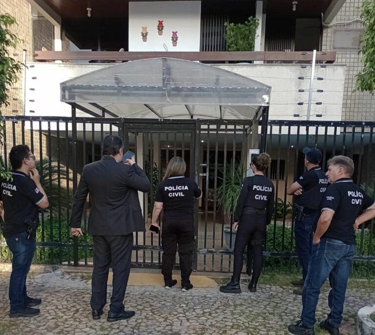 Polícia Civil do Maranhão na porta do Ex-procurador da UEMA...