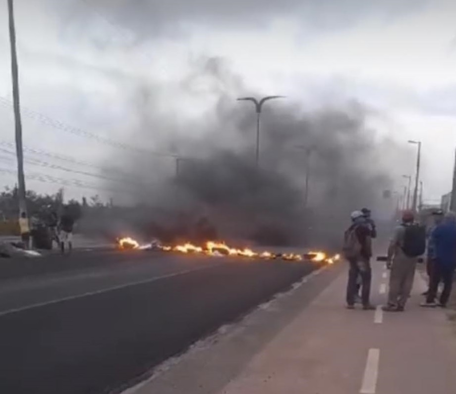 Sem asfalto, moradores do Parque Bob Kennedy fazem protesto na MA-203 contra a prefeitura de Paço do Lumiar.