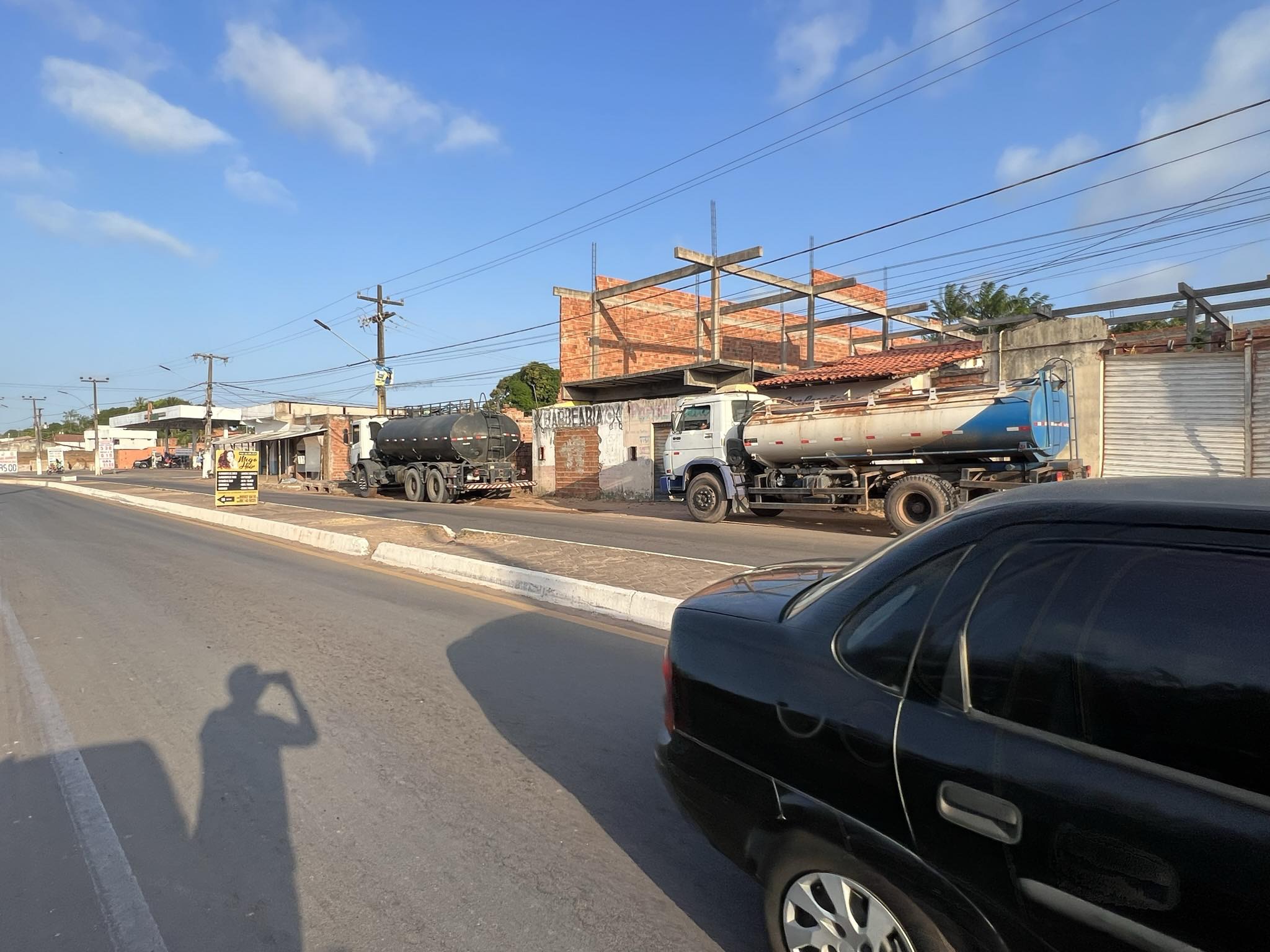 Dois por vez, enquanto um carro-pipa enche, outro espera a vez...