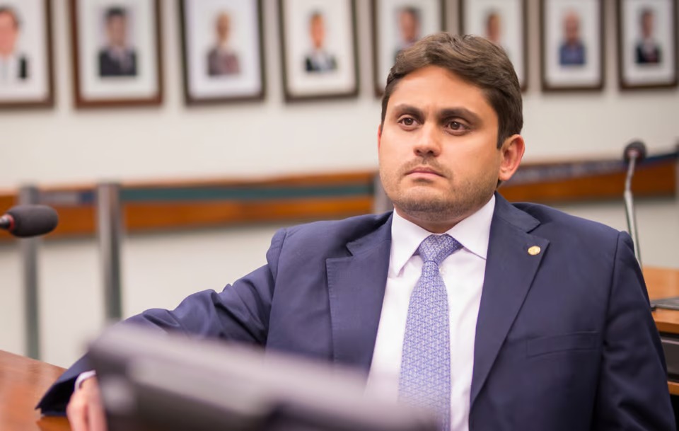 Empresa da família de ministro Juscelino lucrou com serviços sem licitação e questionados por TCU...