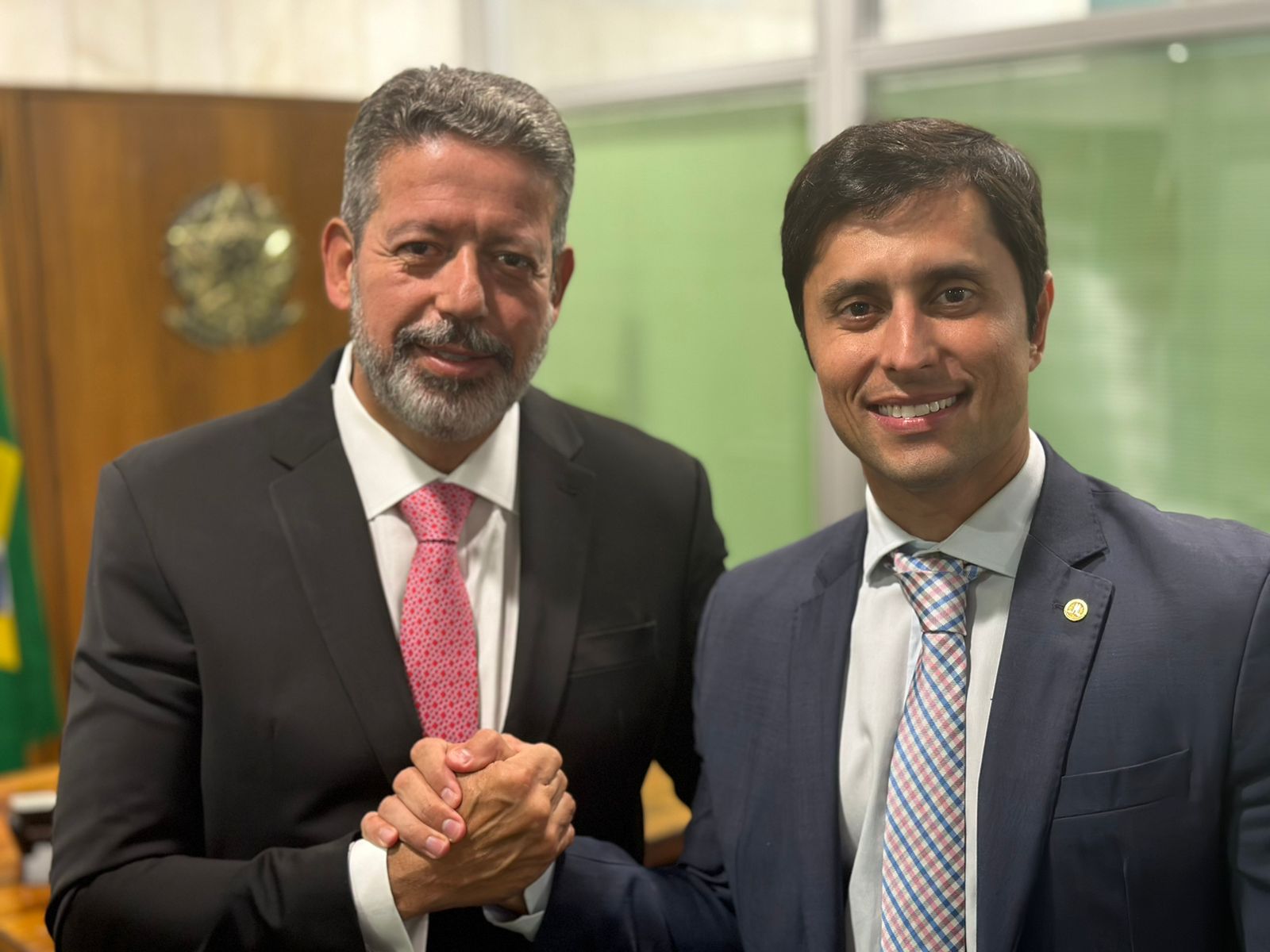 Duarte Júnior aparece de mãos dadas com o presidente da Câmara Federal, deputado Artur Lira.