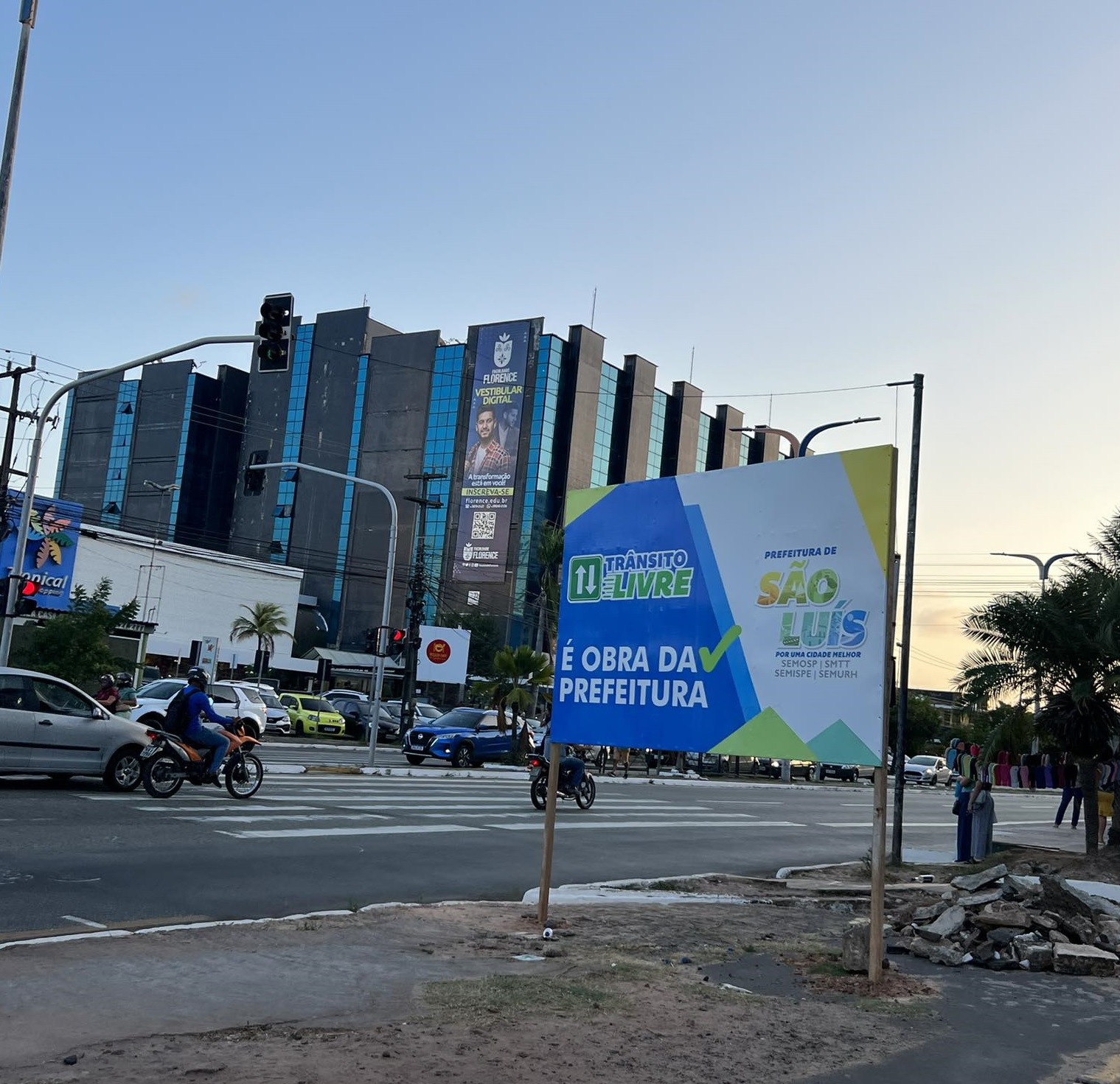 Placa do prefeito Eduardo Braide fica apenas 10 metros do local do acidente fatal...