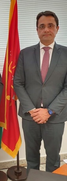 Tarcísio é irmão do deputado federal Júnior Lourenço (PL) e, portanto, filho da prefeita de Miranda do Norte, Angelica Maria Sousa Bonfim (PL).